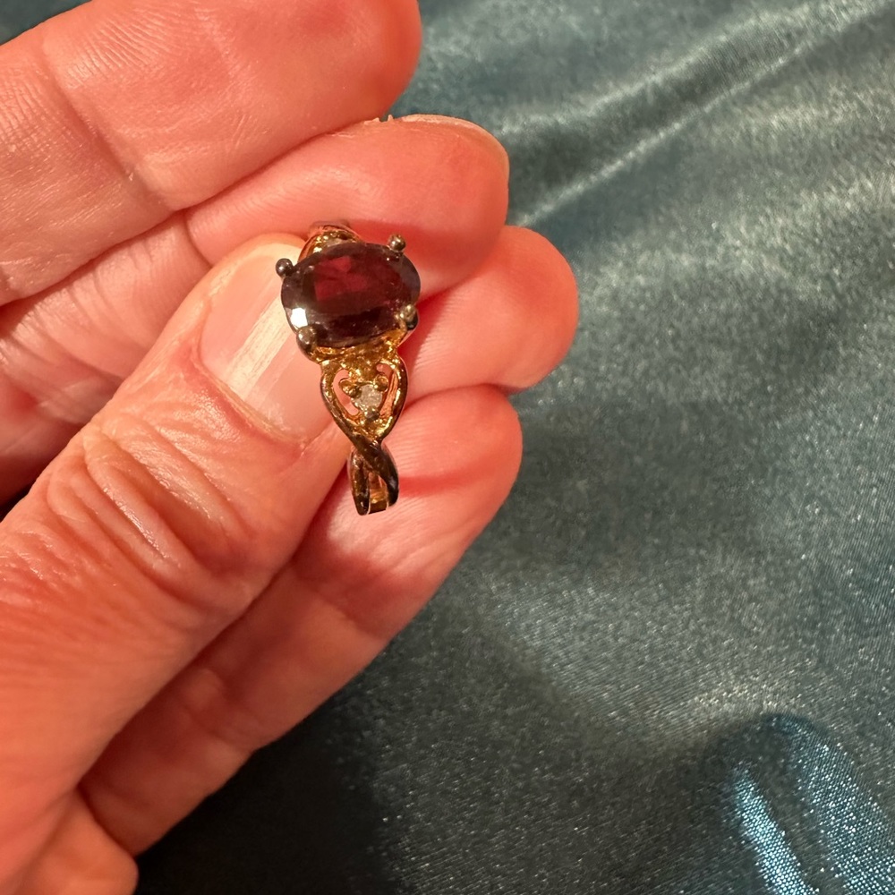 Ladies gold ring